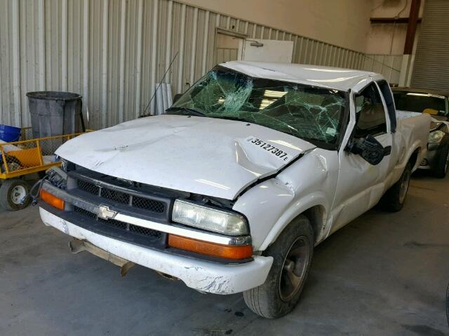 1GCCS19WX28223736 - 2002 CHEVROLET S10 WHITE photo 2