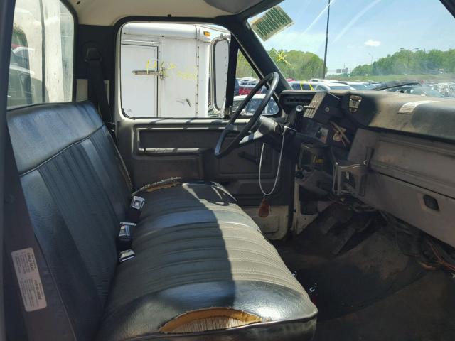 1FDNF72J6WVA19498 - 1998 FORD F700 LPO WHITE photo 5