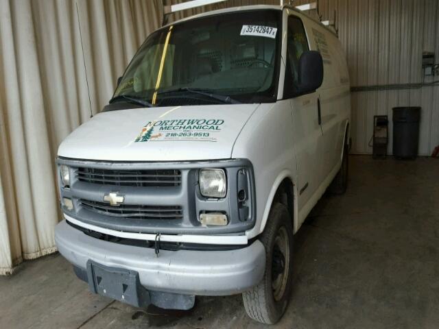 1GCGG25R621172379 - 2002 CHEVROLET EXPRESS G2 WHITE photo 2