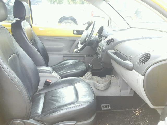 3VWCD31C04M414648 - 2004 VOLKSWAGEN NEW BEETLE 黄色 照片 5