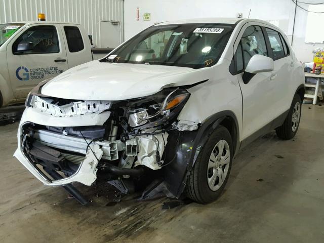 KL7CJKSBXJB581126 - 2018 CHEVROLET TRAX LS WHITE photo 2