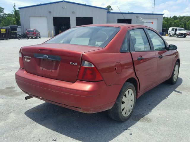 1FAFP34N65W111031 - 2005 FORD FOCUS ZX4 RED photo 4