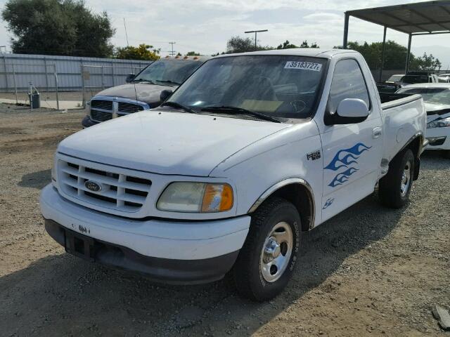 1FTRF07232KA42392 - 2002 FORD F150 WHITE photo 2