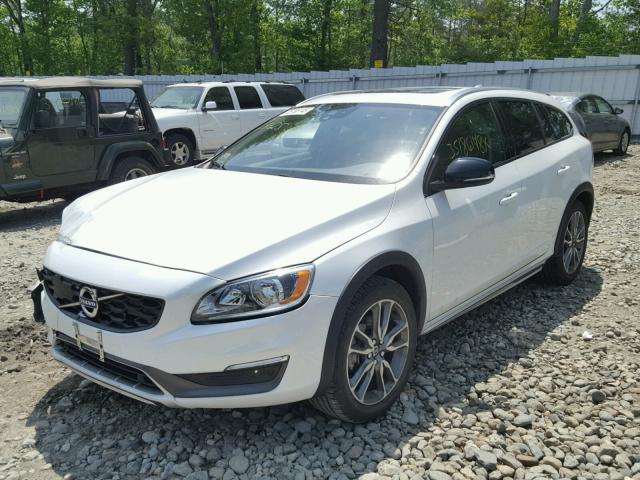 YV4612HK4G1011819 - 2016 VOLVO V60 CROSS WHITE photo 2