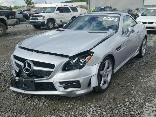 WDDPK3JA4GF120608 - 2016 MERCEDES-BENZ SLK 300 SILVER photo 2