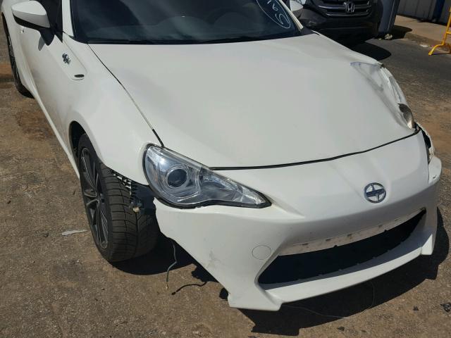 JF1ZNAA1XG8707033 - 2016 TOYOTA SCION FR-S WHITE photo 9