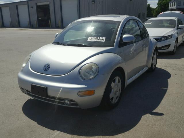3VWCD21C7YM417501 - 2000 VOLKSWAGEN NEW BEETLE 银色 照片 2