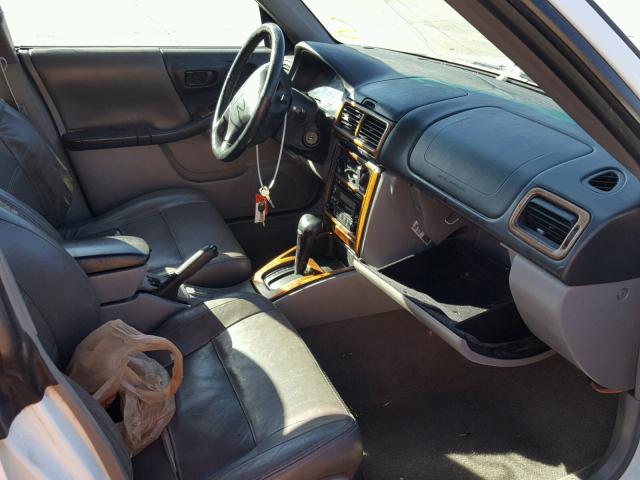 JF1SF65551H764370 - 2001 SUBARU FORESTER S WHITE photo 5