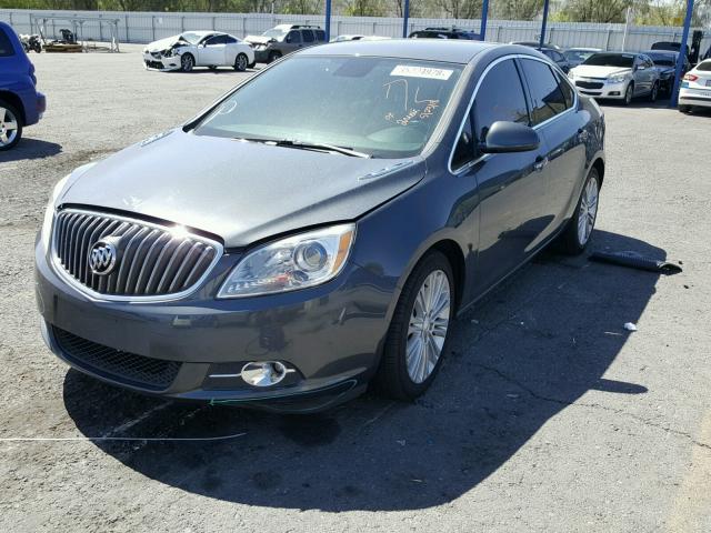 1G4PP5SK9D4173032 - 2013 BUICK VERANO GRAY photo 2