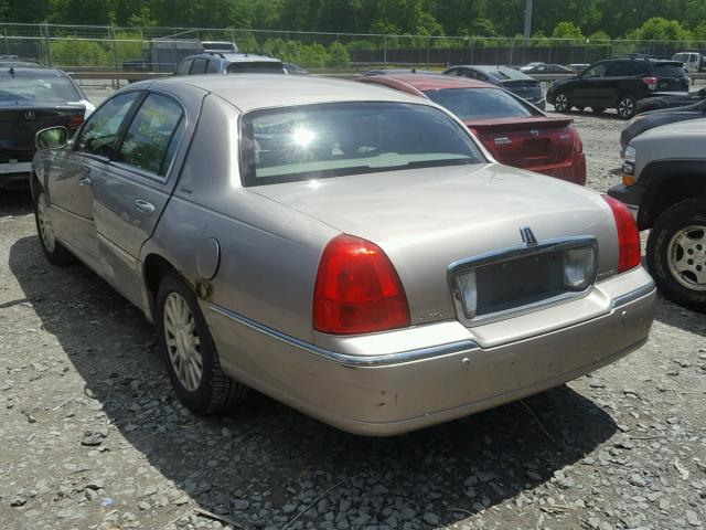 1LNHM82W83Y603688 - 2003 LINCOLN TOWN CAR S WHITE photo 3