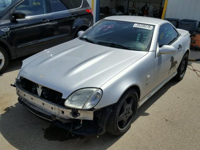 WDBKK47F7XF084943 - 1999 MERCEDES-BENZ SLK 230 KO SILVER photo 2