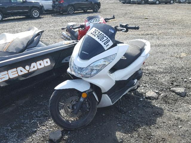 RLHKF1805FY002550 - 2015 HONDA PCX 150 WHITE photo 2