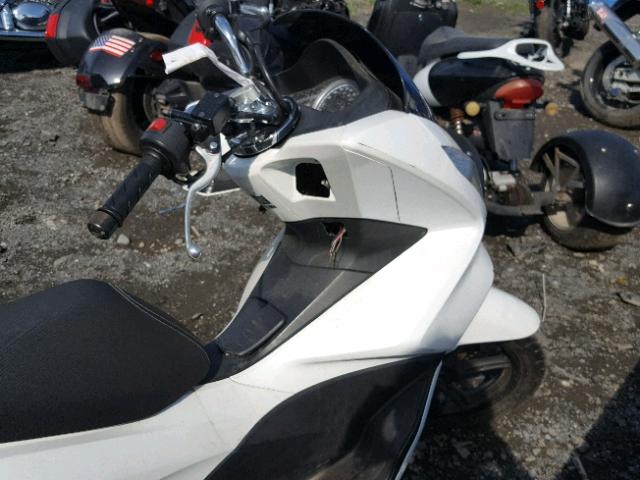 RLHKF1805FY002550 - 2015 HONDA PCX 150 WHITE photo 5