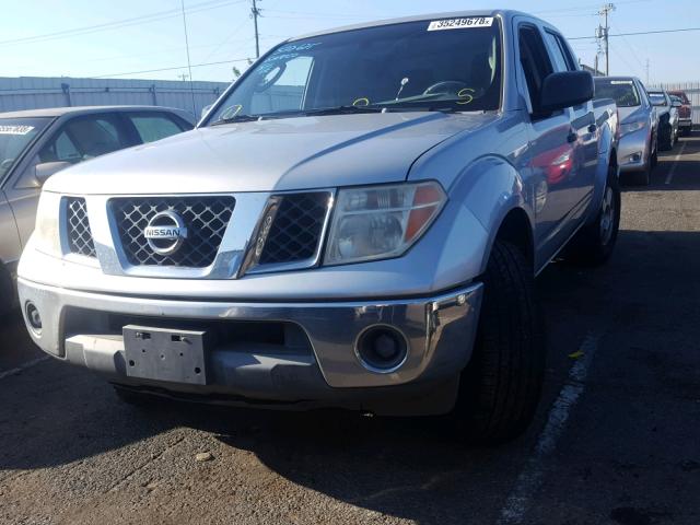 1N6AD07U76C448998 - 2006 NISSAN FRONTIER C SILVER photo 2