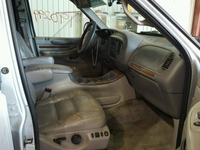 5LMPU28L2XLJ15231 - 1999 LINCOLN NAVIGATOR 银色 照片 5