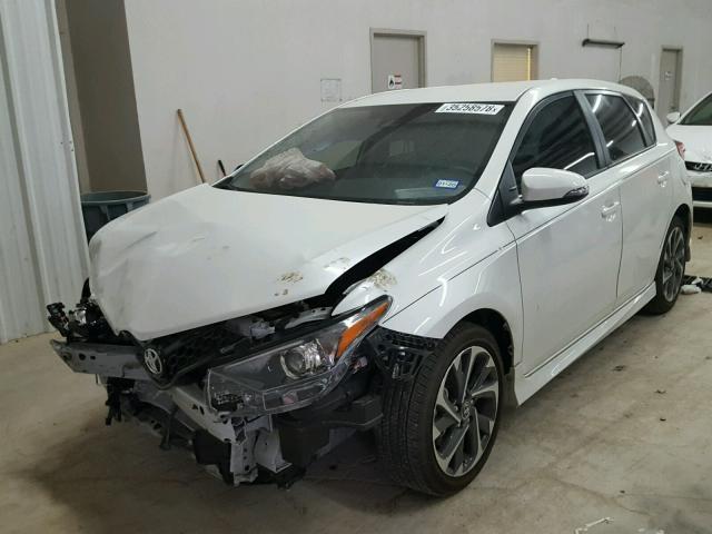 JTNKARJE0JJ559088 - 2018 TOYOTA COROLLA IM WHITE photo 2