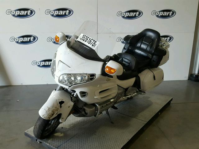 1HFSC47034A303583 - 2004 HONDA GL1800 WHITE photo 2