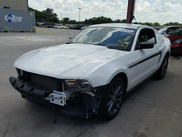 1ZVBP8AM9C5202991 - 2012 FORD MUSTANG WHITE photo 2