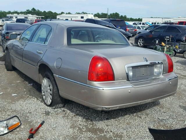 1LNHM82W03Y684881 - 2003 LINCOLN TOWN CAR S GOLD photo 3