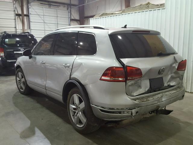 WVGFF9BP3BD001027 - 2011 VOLKSWAGEN TOUAREG V6 SILVER photo 3