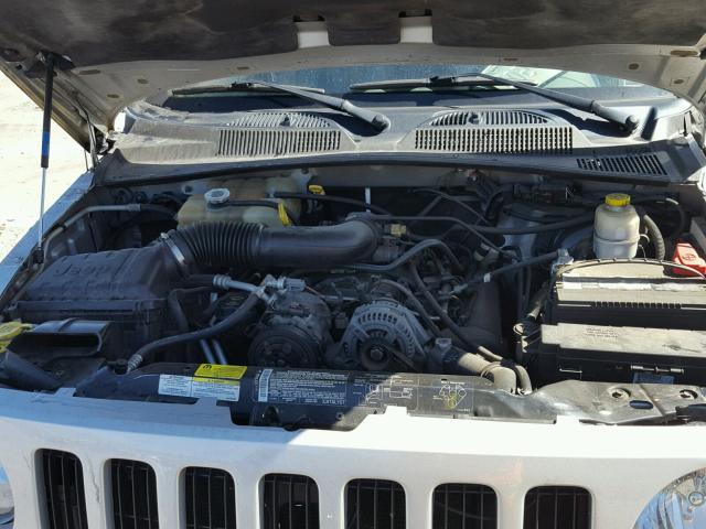 1J4GL38K05W649597 - 2005 JEEP LIBERTY RE SILVER photo 7