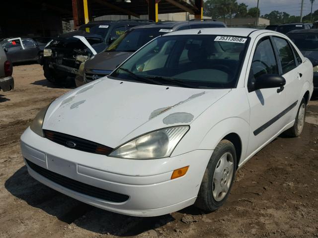 1FAFP33P5YW375722 - 2000 FORD FOCUS LX WHITE photo 2