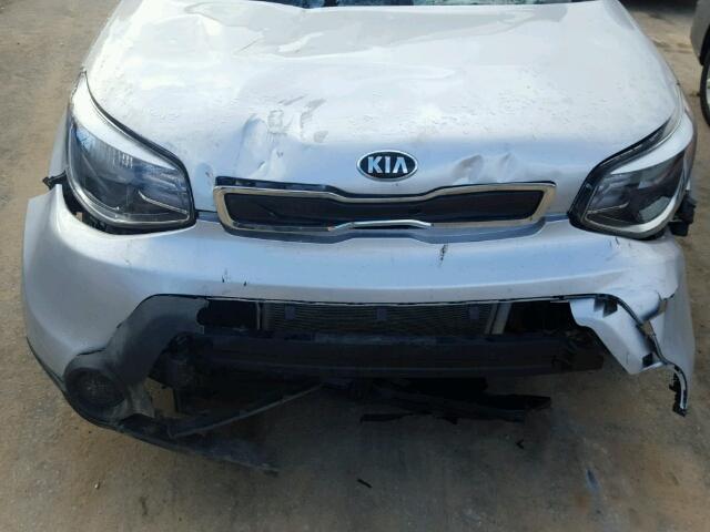 KNDJN2A21F7755028 - 2015 KIA SOUL SILVER photo 7