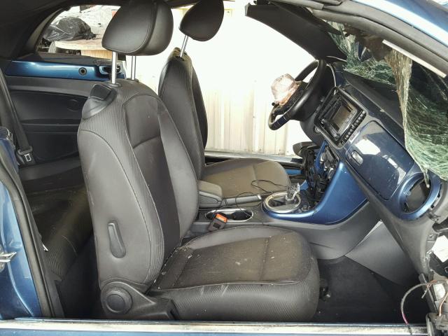 3VW517AT0HM807077 - 2017 VOLKSWAGEN BEETLE S/S 蓝色 照片 5