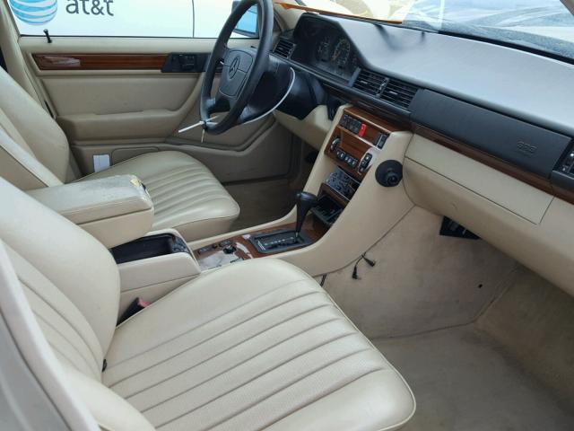 WDBEA92E0SF328677 - 1995 MERCEDES-BENZ E 320 BEIGE photo 5