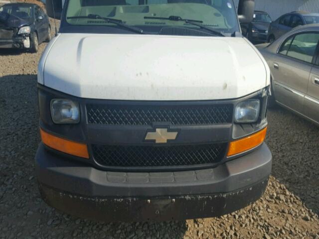 1GCWGFCA5B1171773 - 2011 CHEVROLET EXPRESS G2 WHITE photo 9