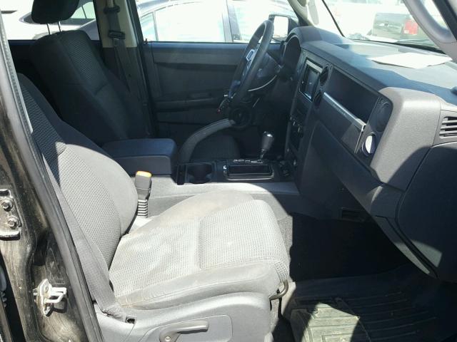 1J8HG48K28C111843 - 2008 JEEP COMMANDER BLACK photo 5