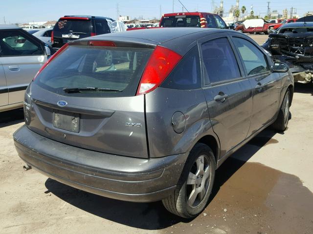 1FAFP37N56W192326 - 2006 FORD FOCUS ZX5 GRAY photo 4
