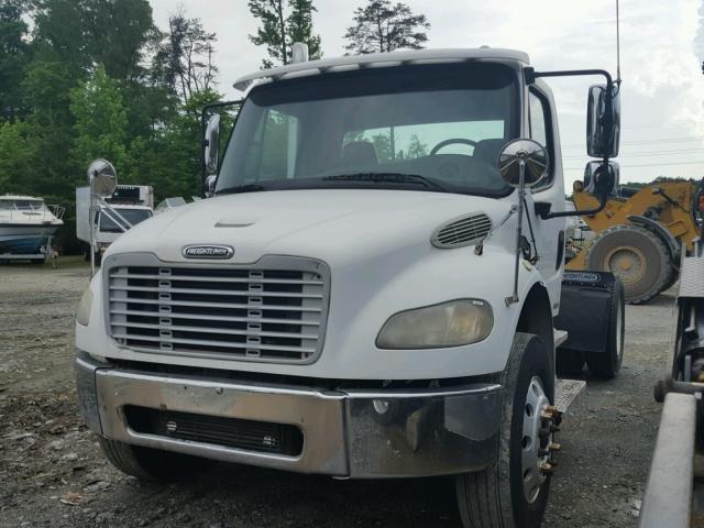 1FUBCYDC86HW08810 - 2006 FREIGHTLINER M2 106 MED WHITE photo 2