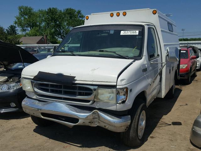 1FDSE35L22HB02494 - 2002 FORD ECONOLINE WHITE photo 2