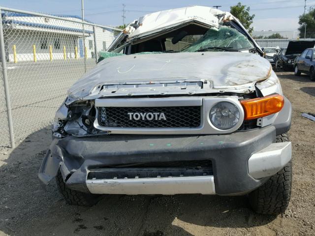 JTEZU11FX70009668 - 2007 TOYOTA FJ CRUISER SILVER photo 9