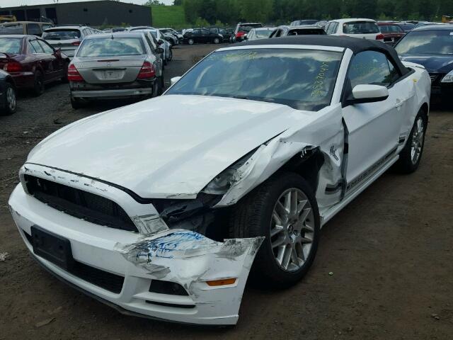 1ZVBP8EM6D5273237 - 2013 FORD MUSTANG WHITE photo 2