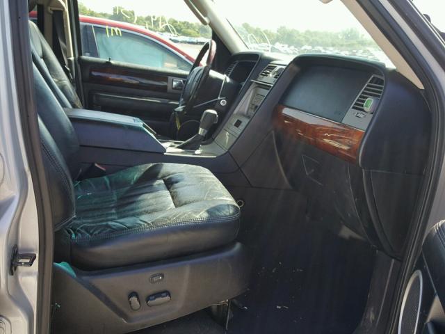 5LMFU28R13LJ14968 - 2003 LINCOLN NAVIGATOR SILVER photo 5