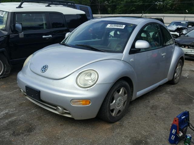 3VWCA21C2YM476075 - 2000 VOLKSWAGEN NEW BEETLE 银色 照片 2