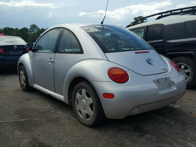 3VWCA21C2YM476075 - 2000 VOLKSWAGEN NEW BEETLE 银色 照片 3