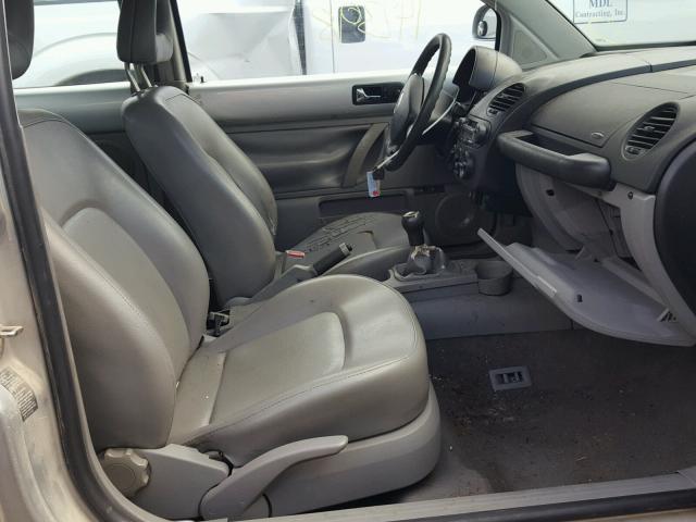 3VWCA21C2YM476075 - 2000 VOLKSWAGEN NEW BEETLE 银色 照片 5