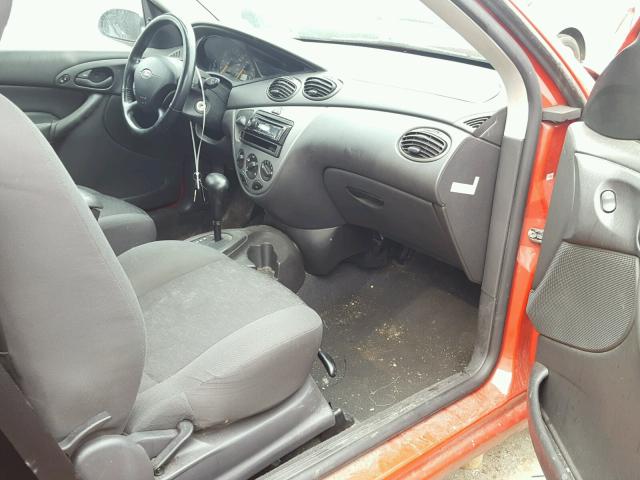 3FAFP31Z34R124599 - 2004 FORD FOCUS ZX3 RED photo 5