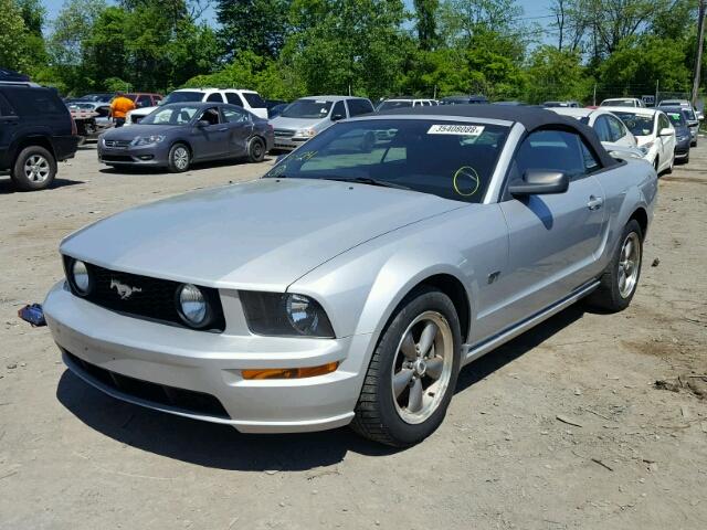 1ZVFT85H755219172 - 2005 FORD MUSTANG GT SILVER photo 2