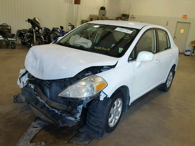 3N1BC11E97L400364 - 2007 NISSAN VERSA S/SL WHITE photo 2