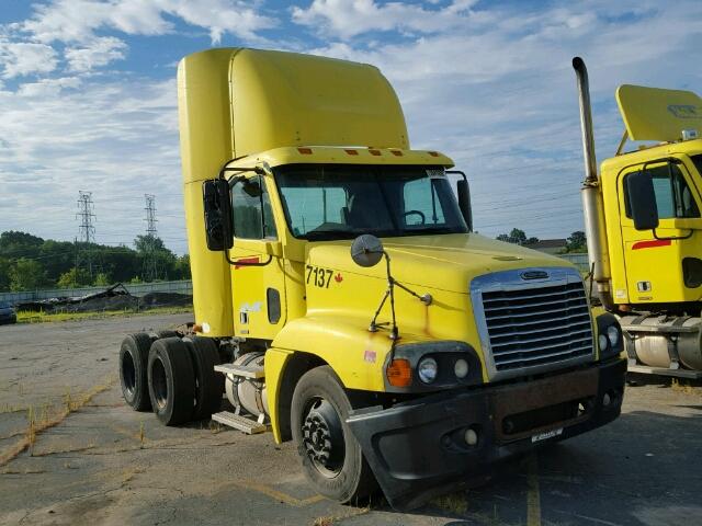 1FUJBBCV67LW86838 - 2007 FREIGHTLINER CONVENTION YELLOW photo 1