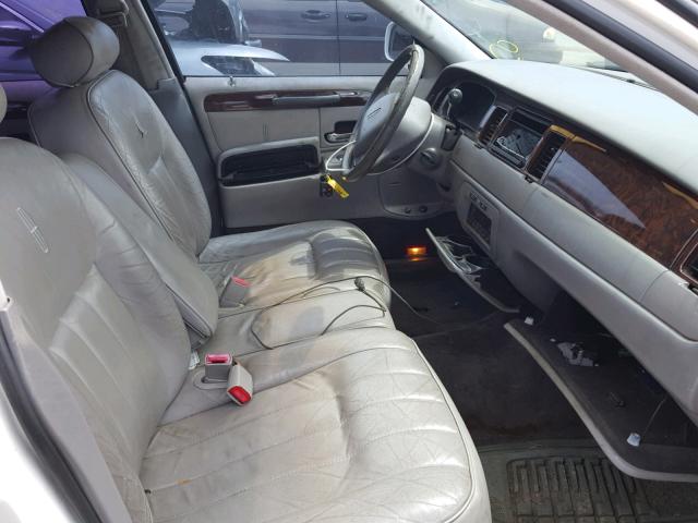 1LNFM81W8WY659238 - 1998 LINCOLN TOWN CAR E WHITE photo 5