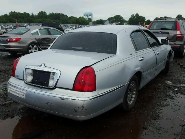 1LNFM83W2WY649642 - 1998 LINCOLN TOWN CAR C SILVER photo 4