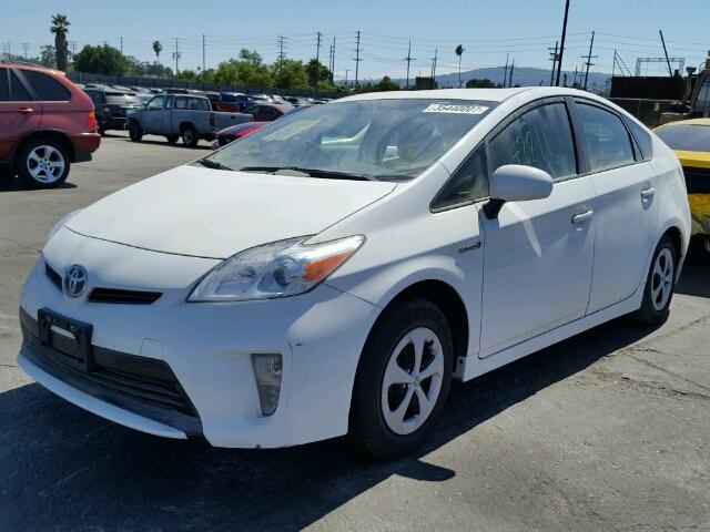 JTDKN3DU2F1986031 - 2015 TOYOTA PRIUS WHITE photo 2