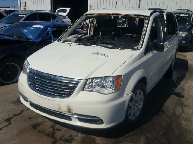 2C4RC1BG1DR589103 - 2013 CHRYSLER TOWN & COU WHITE photo 2