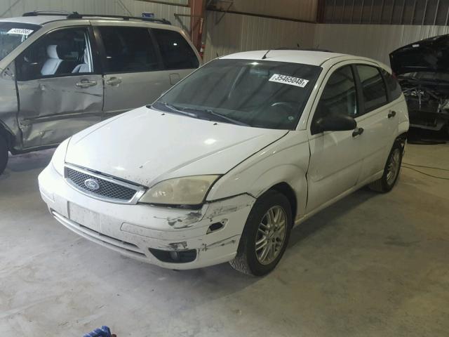 3FAFP37N55R123640 - 2005 FORD FOCUS ZX5 WHITE photo 2