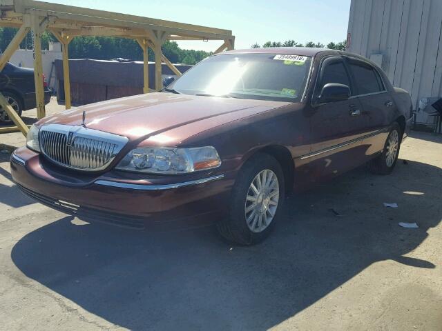 1LNHM82WX3Y662984 - 2003 LINCOLN TOWN CAR S BURGUNDY photo 2